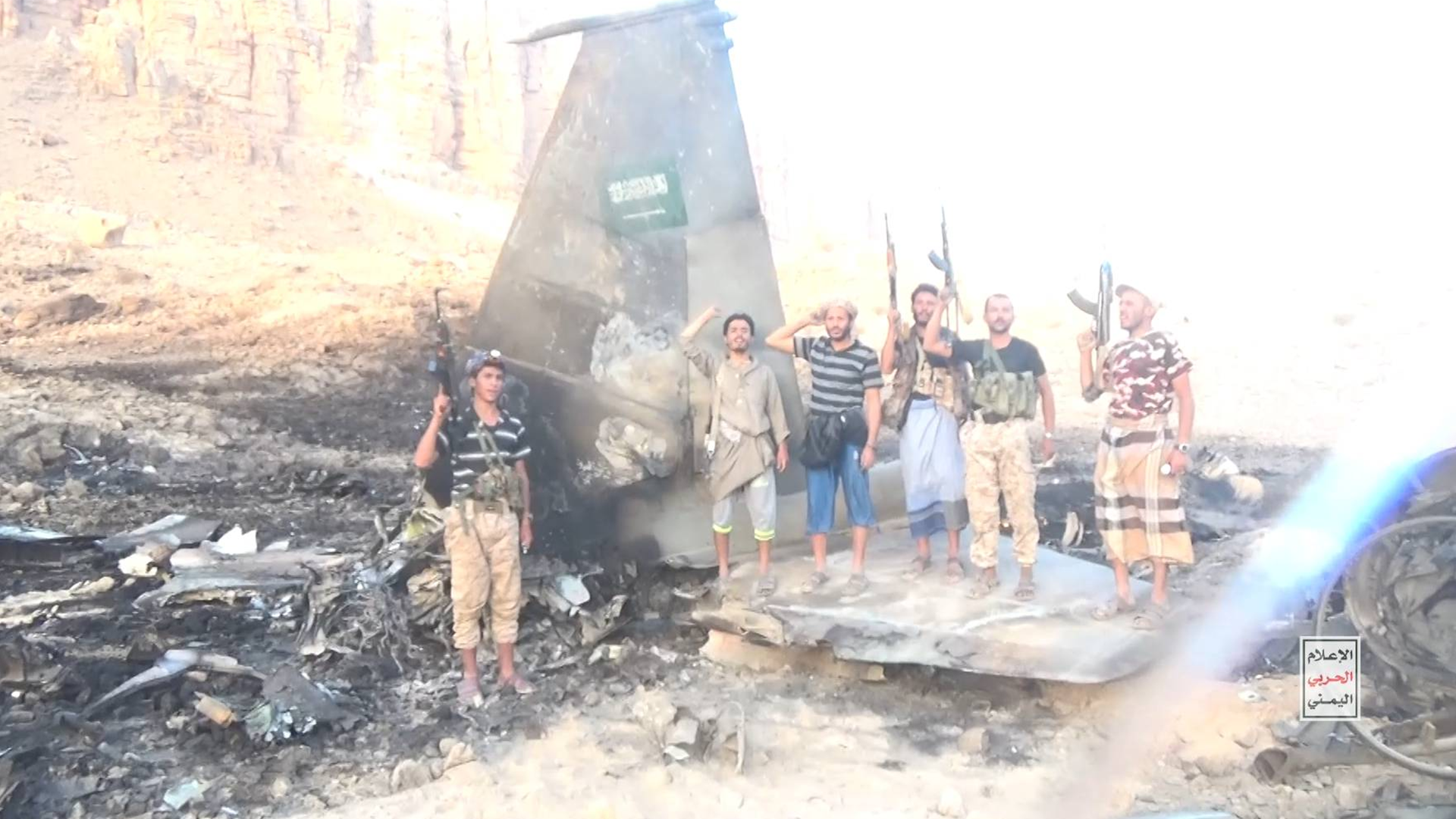 胡塞发布击落沙特F-15战机视频，满地飞机残骸，士兵高喊“美国去死，以色列灭亡”