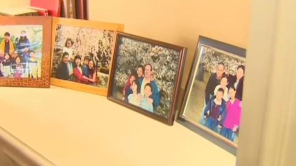 董建华生前向凤凰卫视展示珍贵照片