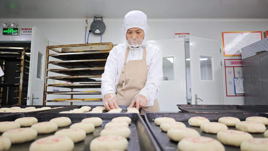 炒鸡月饼装盘，等待进入下一步工序。