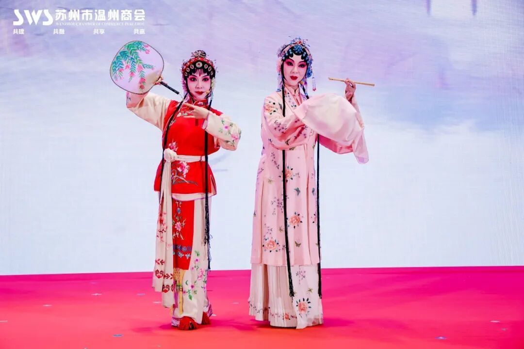 江苏省苏州昆剧院国家一级演员朱璎媛倾情献演昆曲经典选段《游园·皂罗袍》《惊梦·山桃红》。婉转水磨腔,袅袅绕梁音,国家级非遗艺术与温商盛会交相辉映,令全场沉醉于昆曲百年雅韵之中。
