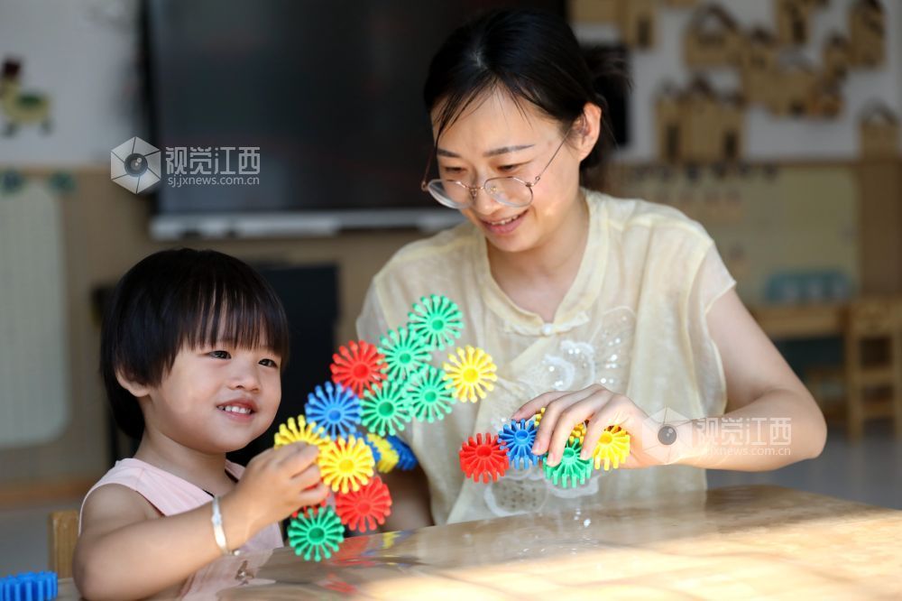 2026年9月16日，江西省吉安市峡江县城西幼儿园托育班的小朋友和老师一起搭积木。