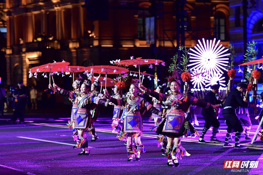 9月12日晚,2026年第37届上海旅游节,湖南怀化侗族特色歌舞、芦笙展演亮相外滩大巡游。