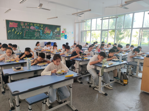 宿州市埇桥区东关街道:宿州市第十一小学南翔校区开展家长陪餐开放日活动