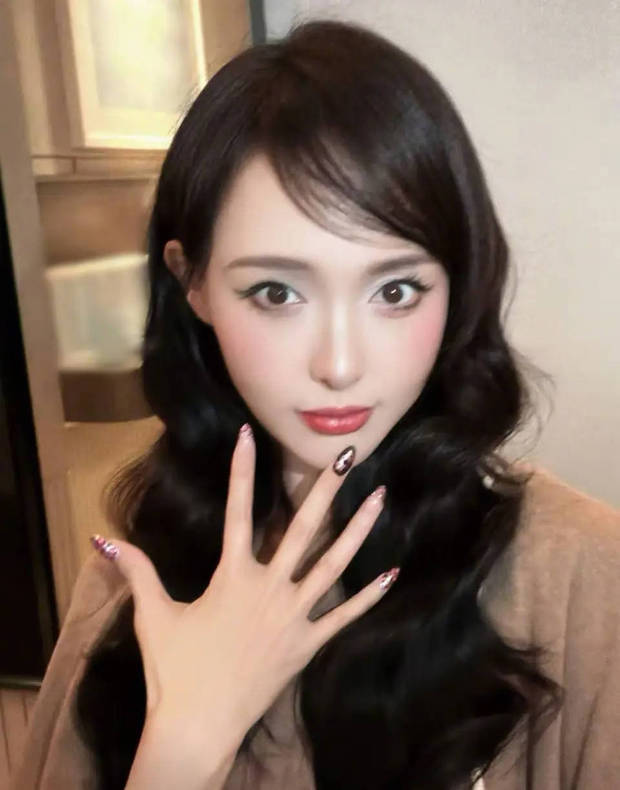 唐嫣俏皮秀美甲。