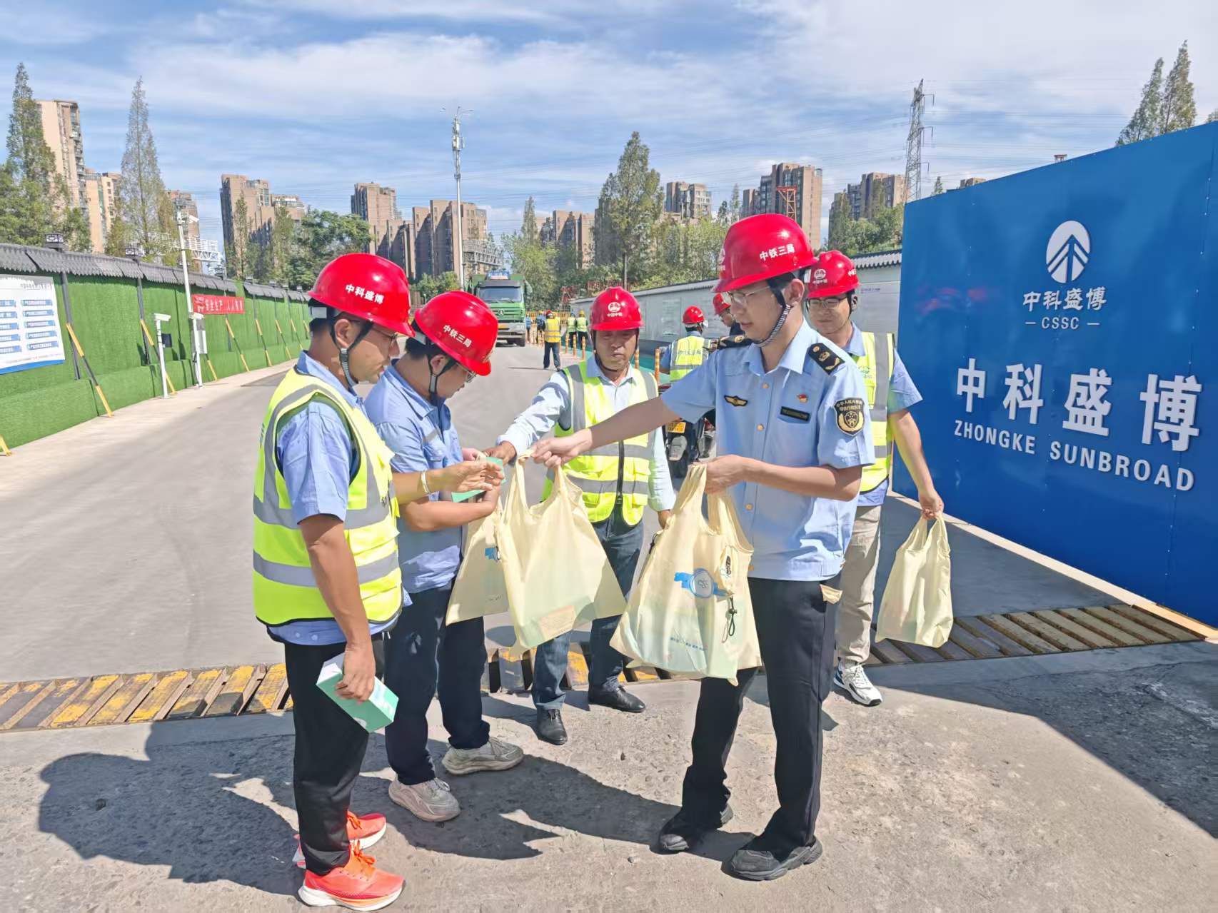 法典宣讲进工地 精准普法筑平安