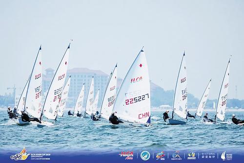 2026年ILCA级亚洲杯帆船赛(秦皇岛站)在北戴河新区蔚蓝海岸启幕。