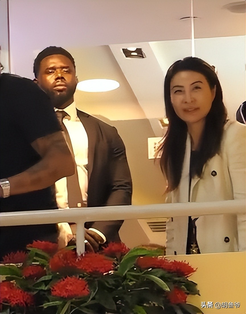 郭晶晶夫妻现身香港马场,霍启刚与NBA巨星热聊,牵着老婆手合影