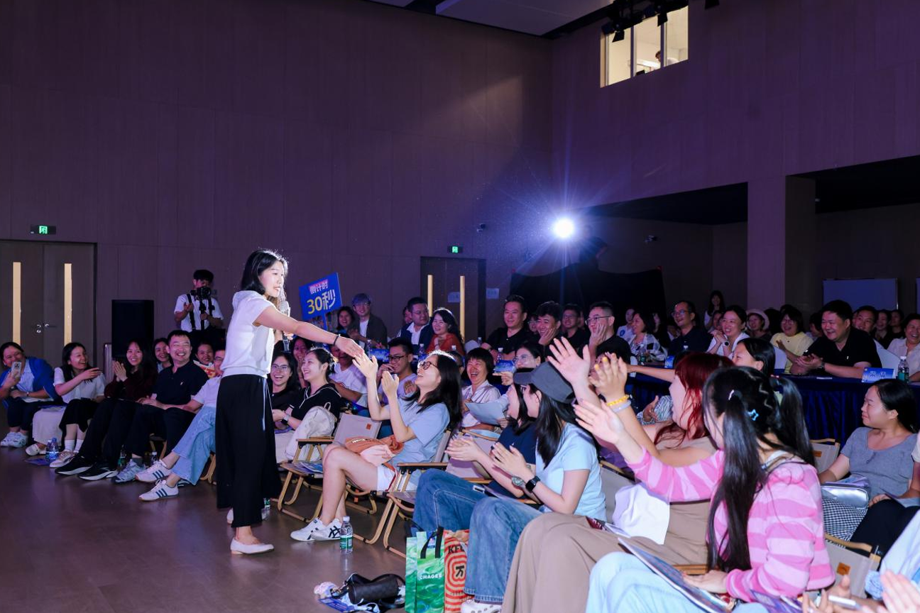 职工“C位”登场!2026年龙岗区职工脱口秀决赛“笑”果拉满