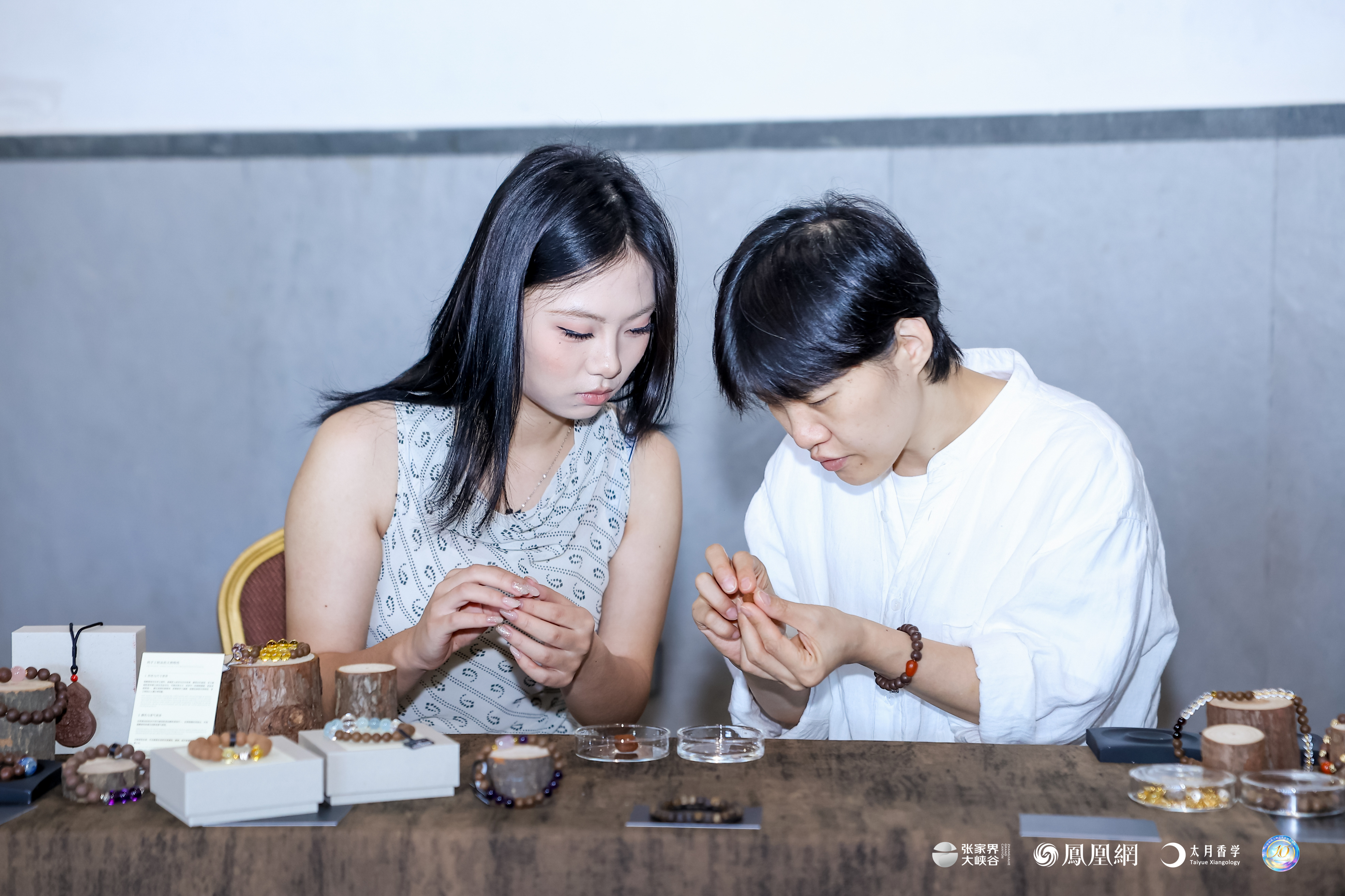 图集丨中国香创产品琳琅满目，中外游客争相体验