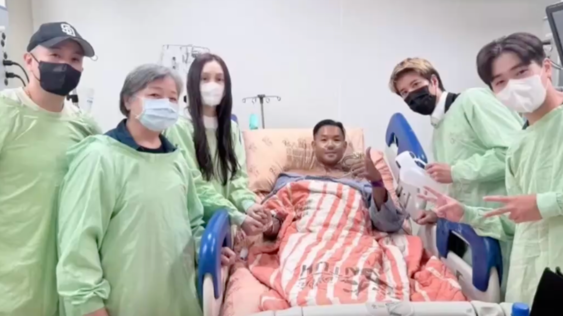 “黑人”陈建州晒加护病房照片，范玮琪、王力宏等人在其床边陪伴，王力宏手里还拿着一个尿壶，网友吐槽