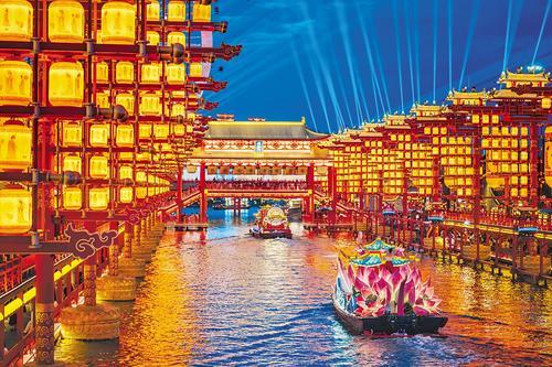 近日拍摄的唐山河头老街景区。从闲置12年的商业街转型为国内顶流景区，该景区预计今年游客量将突破1200万人次。温宝龙摄