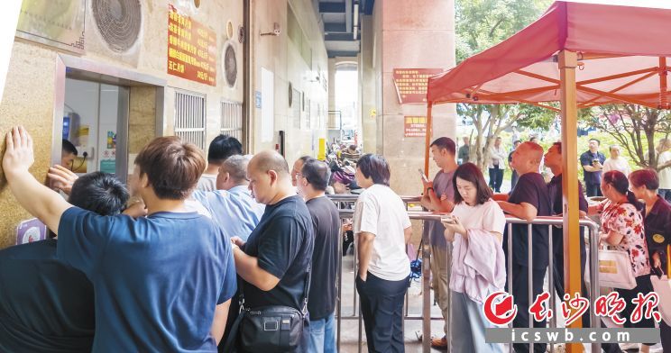 每年中秋节前后，巢娭毑月饼店门口都会排起长龙。均为长沙晚报全媒体记者 陈飞 摄