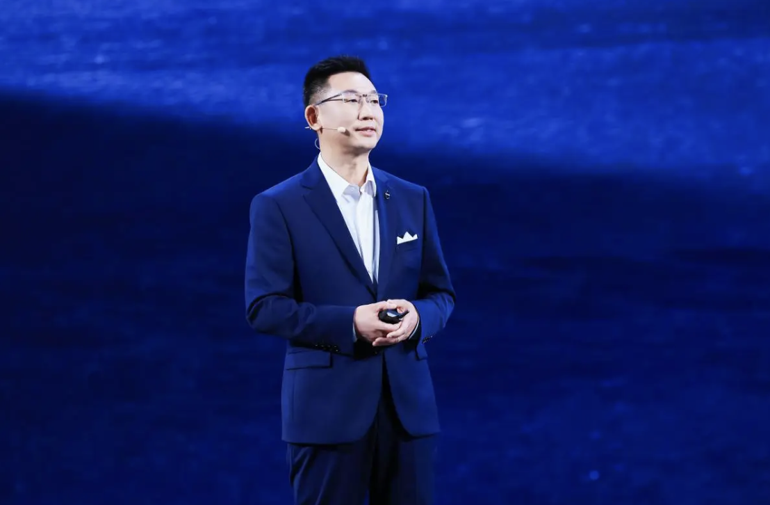 问界的“成人礼”：百万销量之后，学着用自己的名字走路