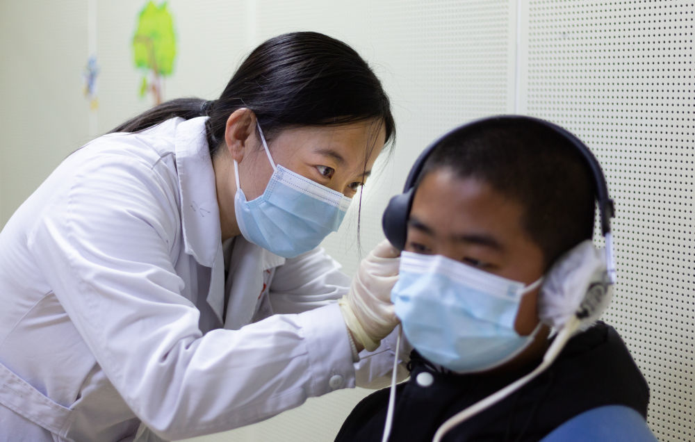 兰州大学第二医院一名医师正在开展听力筛查 新华社发