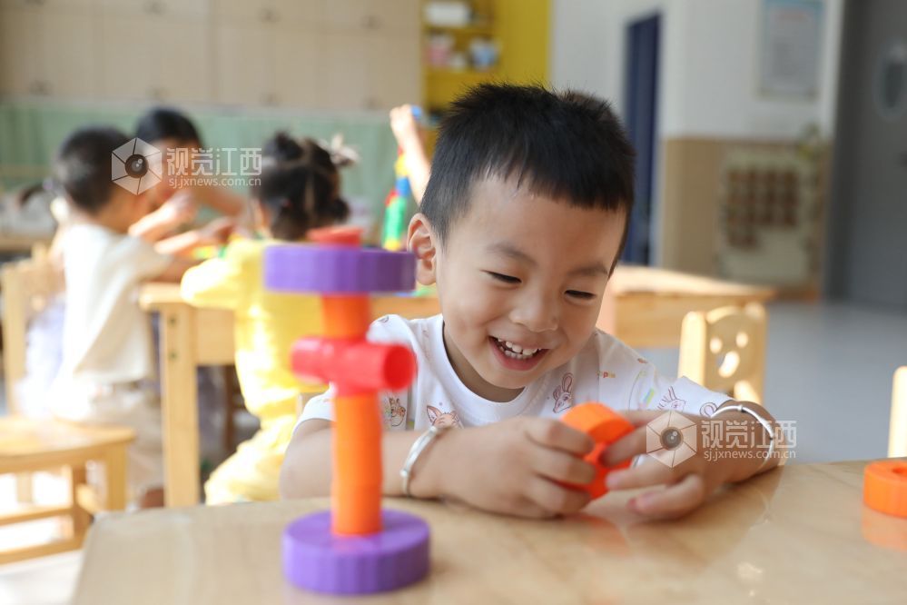 2026年9月16日，江西省吉安市峡江县城西幼儿园托育班的小朋友和老师一起搭积木。