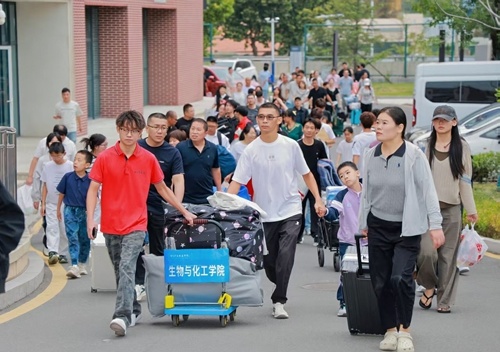 各学院志愿者热情迎接新生