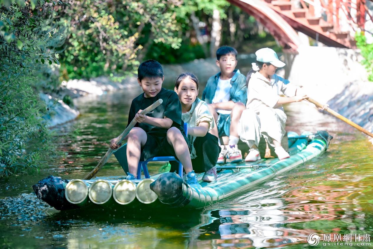 白桦林景区既是城里人的避暑胜地,也是林区村民的增收聚宝盆。李德宇 摄