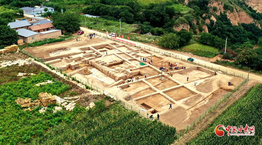 南佐遗址大型夯土建筑群发掘作业现场