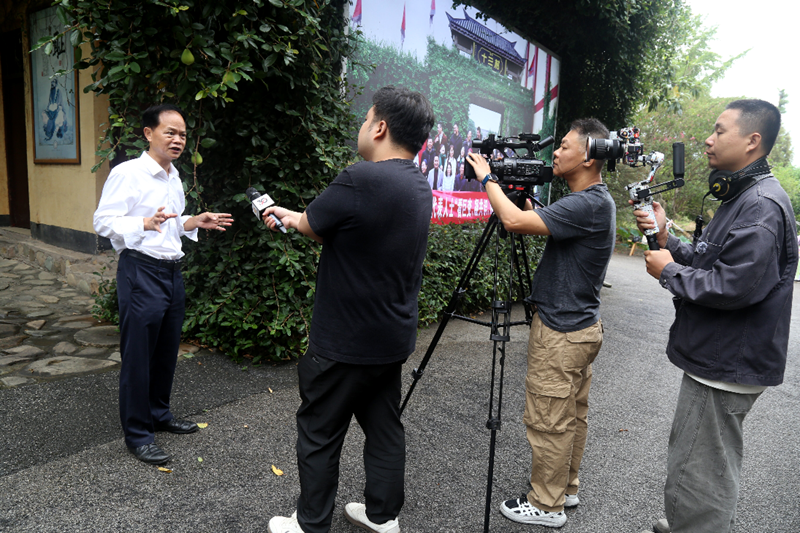 采风湖南临湘十三村,80 余位媒体人愣了一下:这到底是工厂,还是景区?