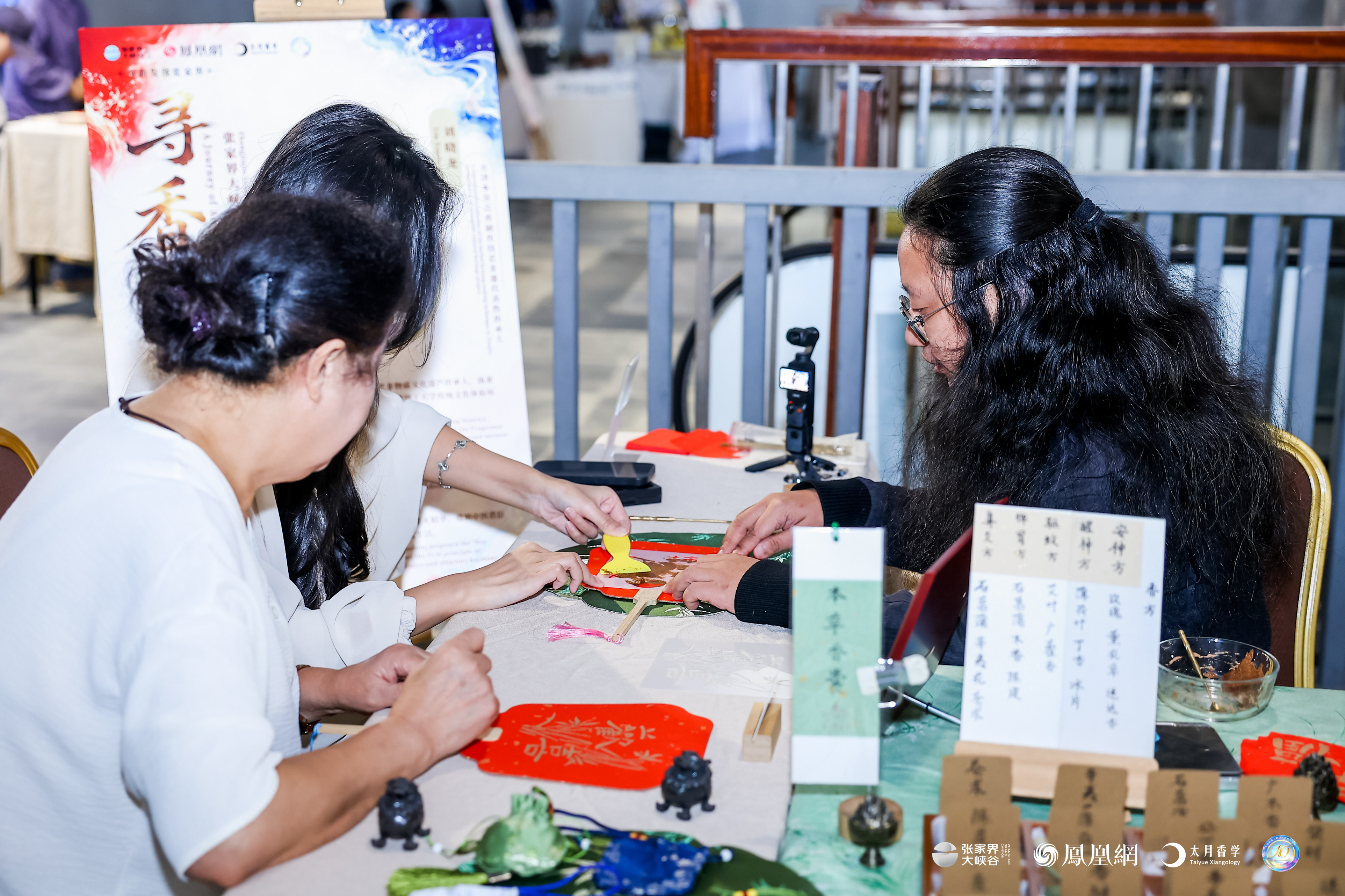 图集丨中国香创产品琳琅满目，中外游客争相体验