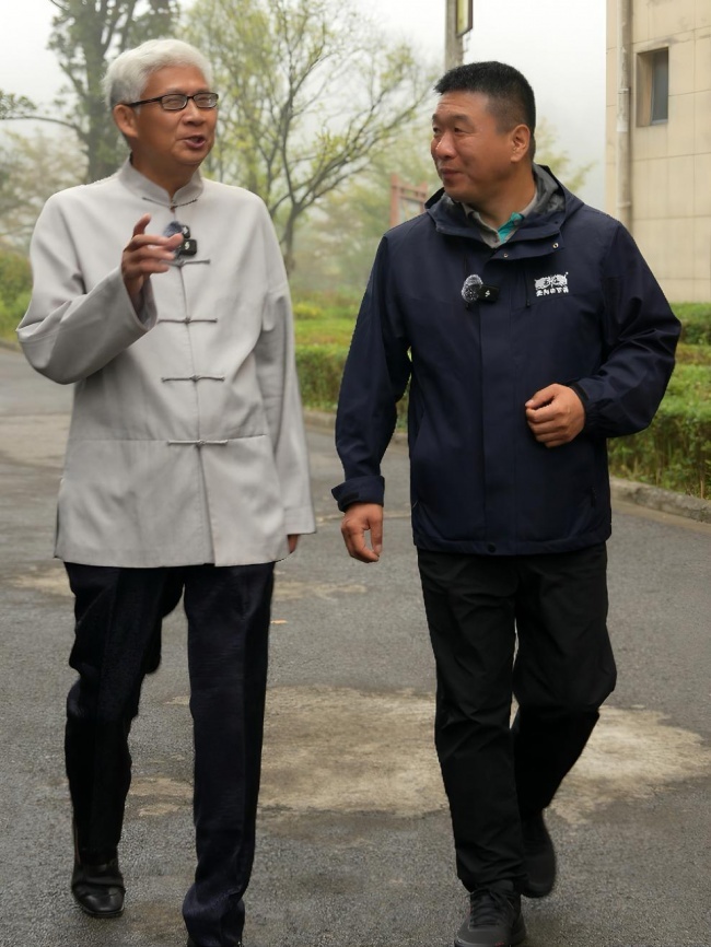 （左：纪连海老师 右：于华厂长）