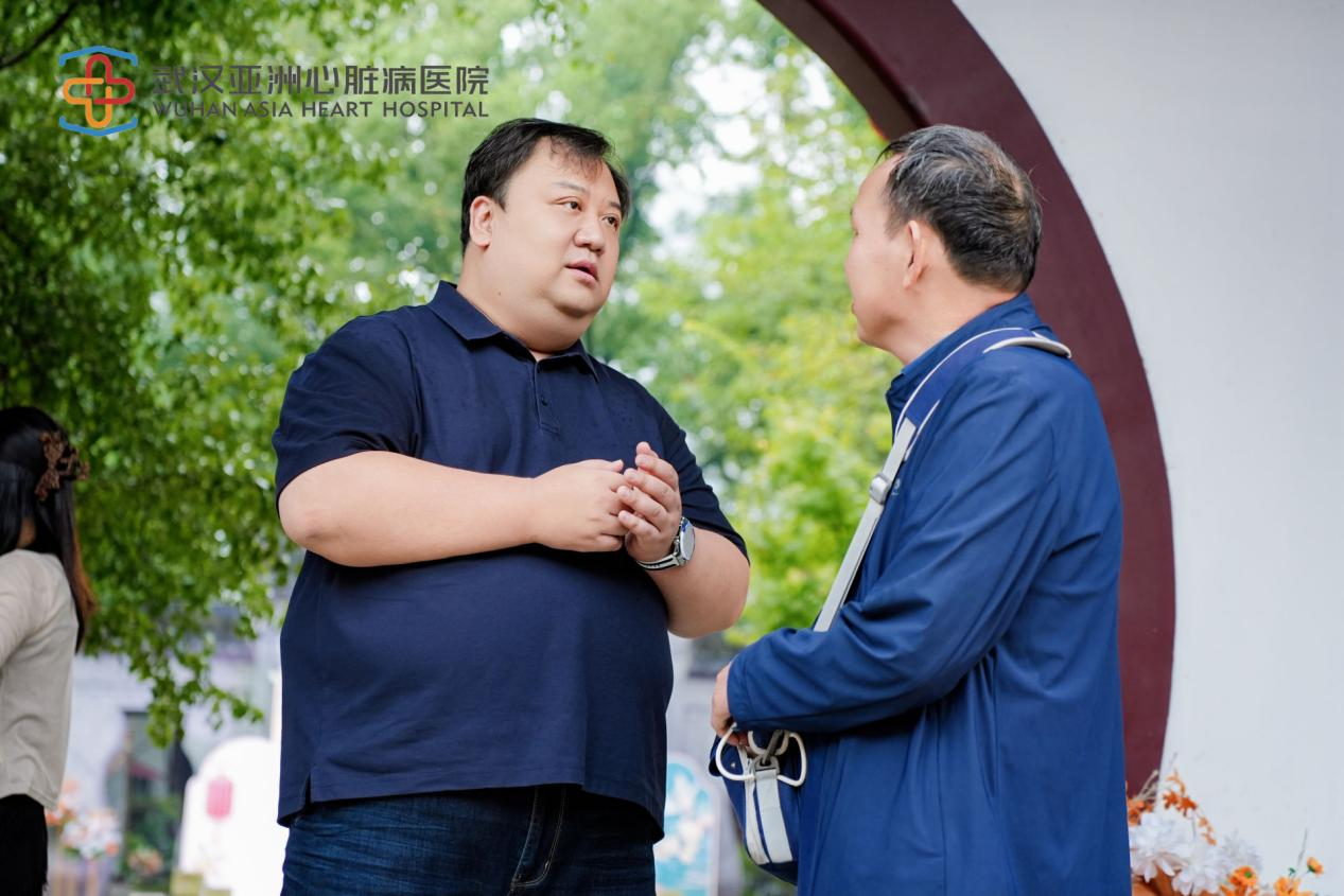 华正东主任(左)与患友交谈