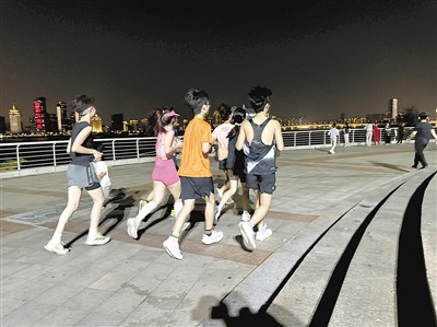 市民在赣江边夜跑