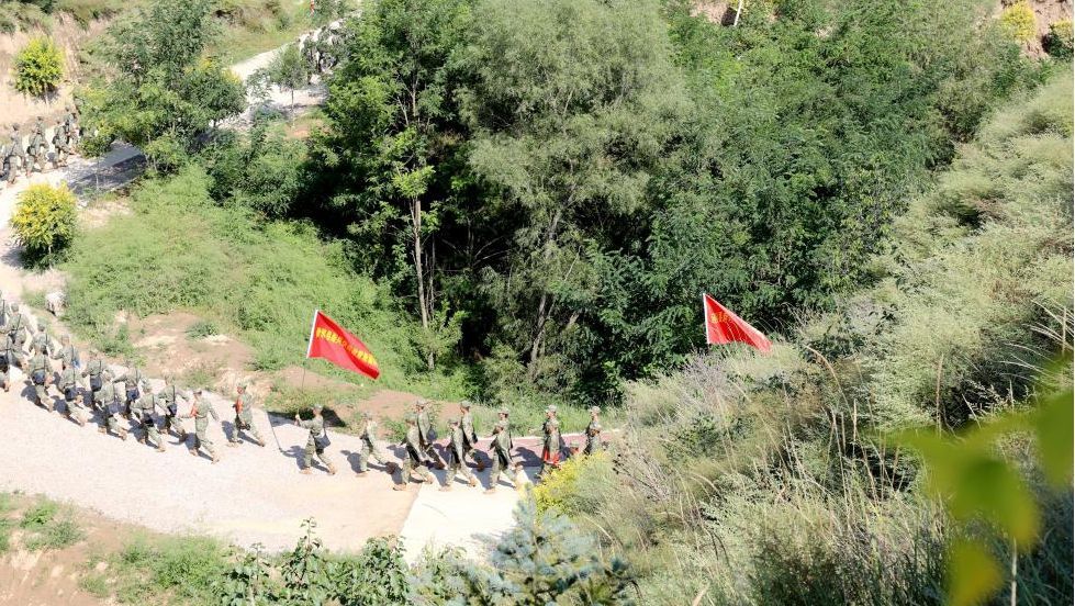 ↑预定新兵重走红军小道