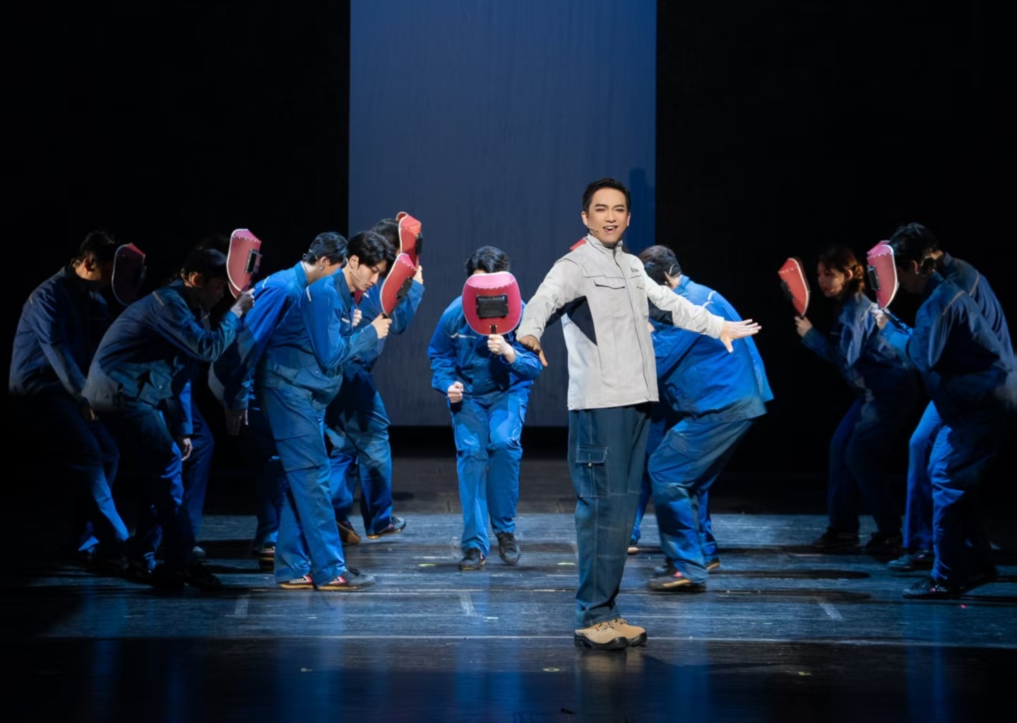 《海浪你轻轻地摇》大连首演：轰动全场，引发共鸣