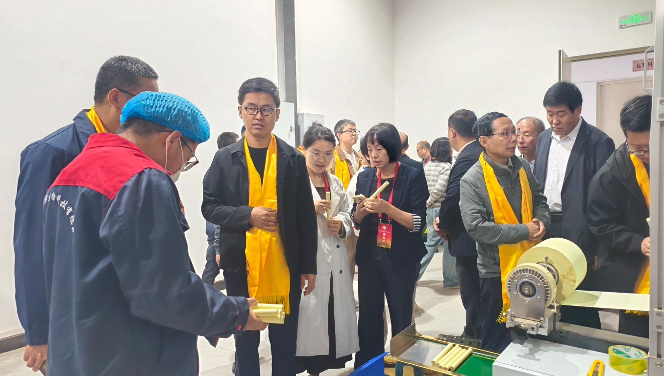 (图片为嘉宾参观考察)