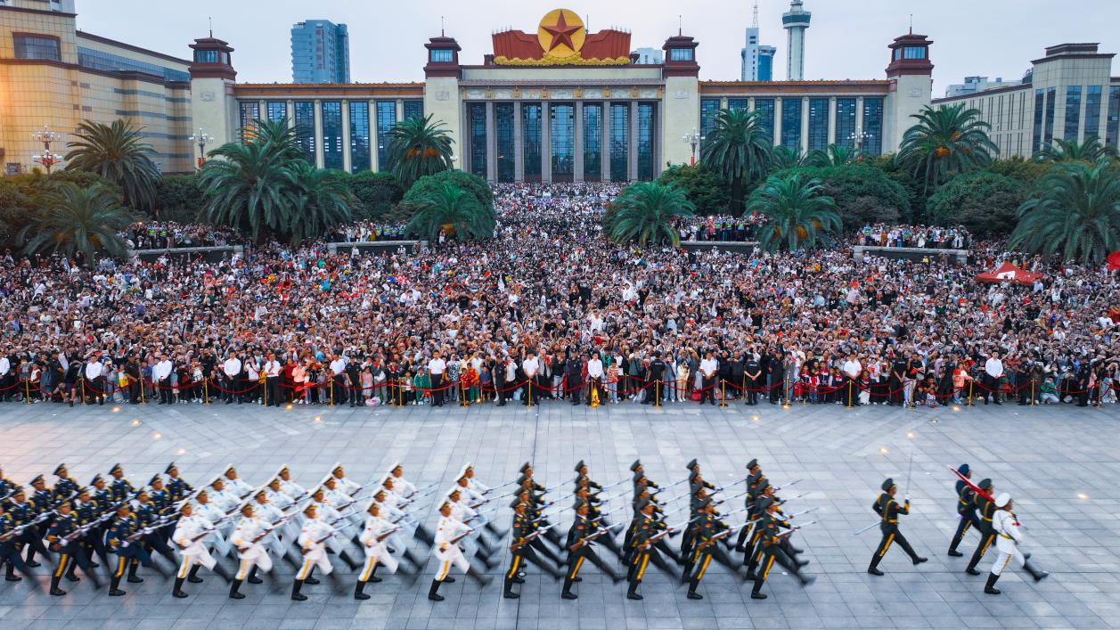南昌“八一广场”升国旗仪式资料图。南昌日报记者 马悦 摄