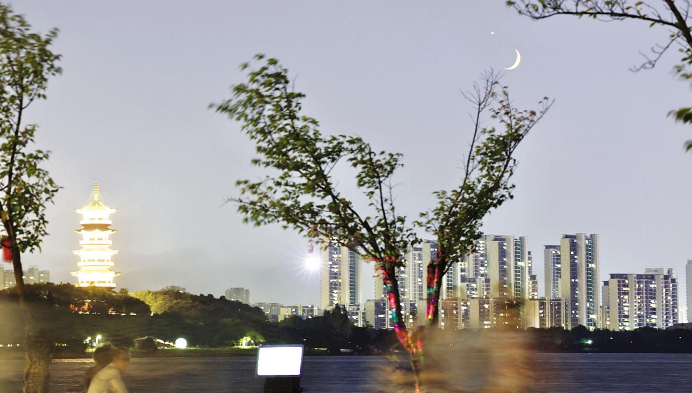 南昌夜空现“金星伴月”天象（图）