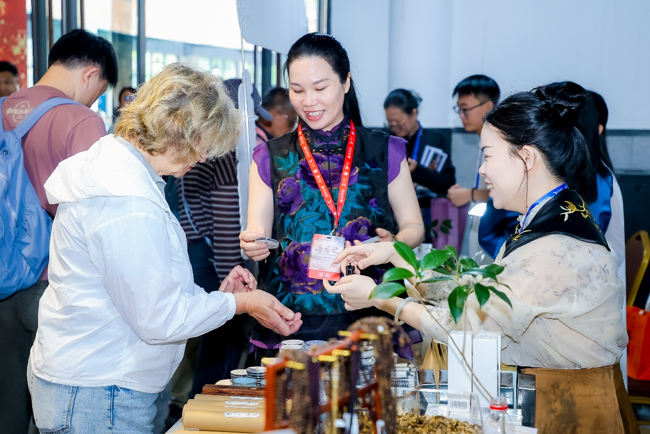 图集丨中国香创产品琳琅满目，中外游客争相体验