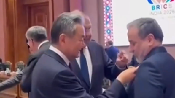 中俄伊外长畅聊，王毅帮伊朗外长整理胸针