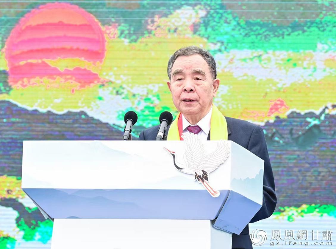 十二届全国人大常委会委员、教科文卫委员会主任委员柳斌杰表示，要把灵台建设成全球针灸培训中心。