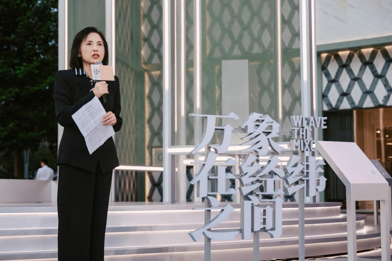 图片说明：西九文化区管理局行政总裁冯程淑仪 于“万象在经纬之间 WEAVE THE MIXC”启幕致辞。