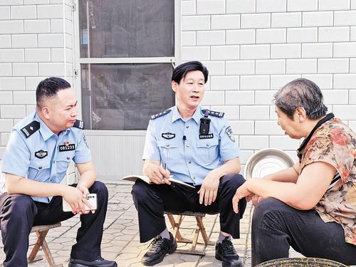近日，高海金（中）在入户排查走访。唐山市公安局路南分局供图