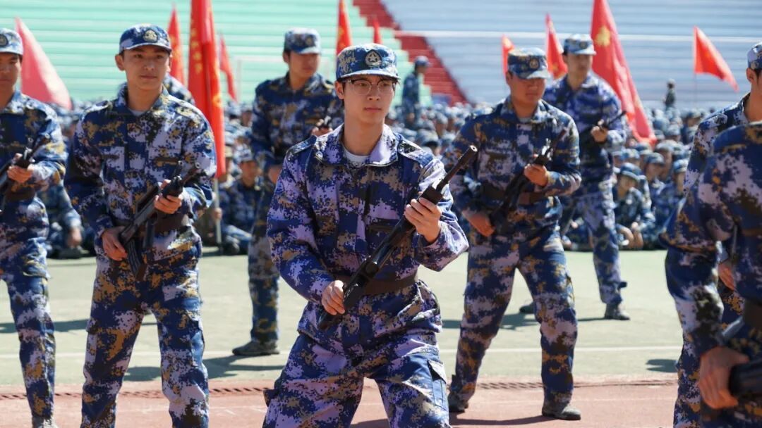 迷彩淬锋芒 逐梦启新程——青岛求实职业技术学院举行2026级新生军训总结大会暨开学典礼