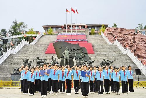 9月18日,邢台市信都区浆水完全小学学生在抗大陈列馆广场朗诵抗战诗歌《中华青年》。本报记者 赵永辉摄