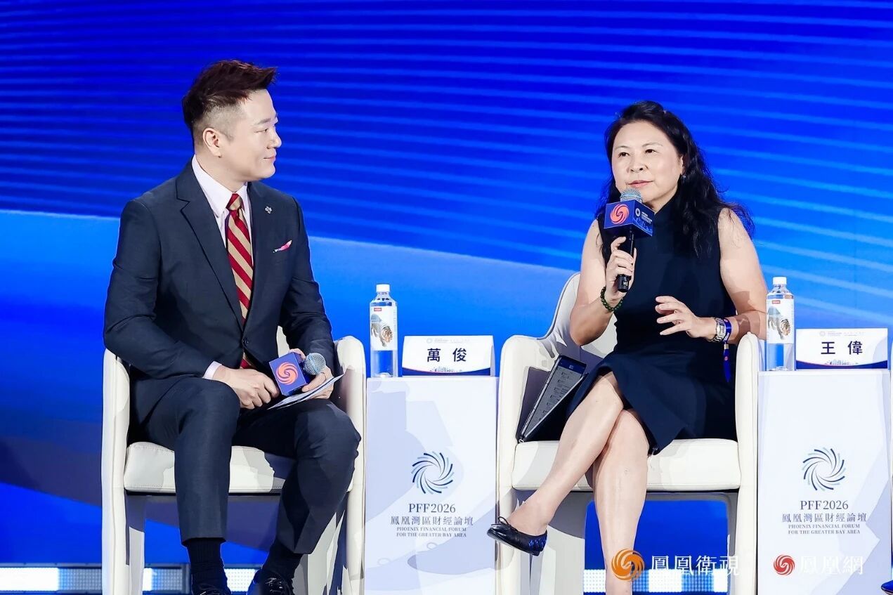 美国银行中国区行政总裁王伟(右一)