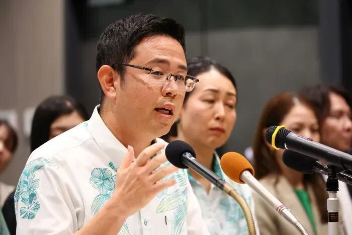 ▎古谢玄太在那霸市中小企业振兴馆回答记者提问。图片来源：琉球新报