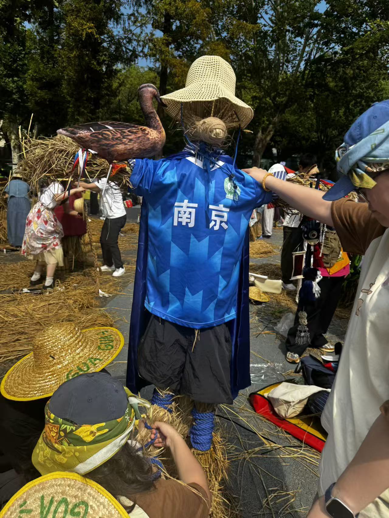 稻香丰秋！南京红山动物园用稻草人“扎”出自然课堂