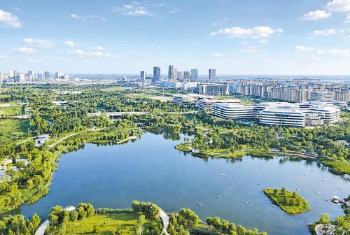 锚定建设绿色发展城市典范目标,雄安新区坚持绿色化、低碳化发展,建设天蓝、地绿、水清的美丽雄安。图为近日拍摄的雄安新区中央绿谷公园。本报记者 刘光昱摄