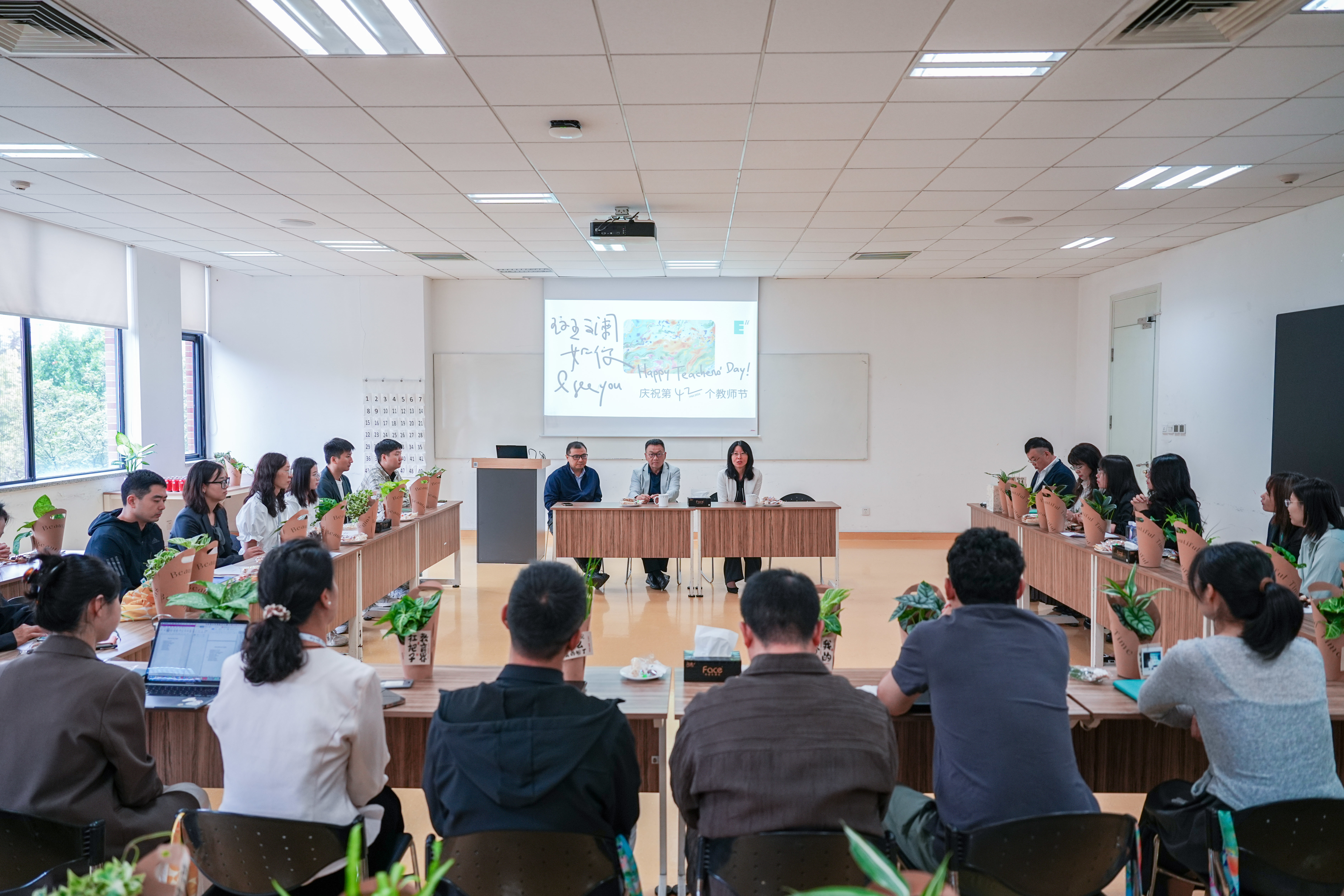 斑斓如你!西安欧亚学院庆祝第42个教师节