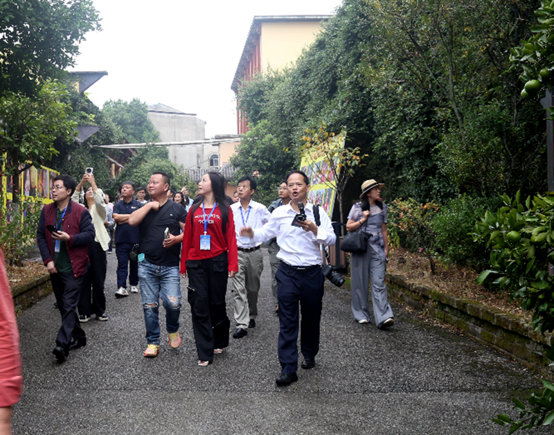 采风湖南临湘十三村,80 余位媒体人愣了一下:这到底是工厂,还是景区?