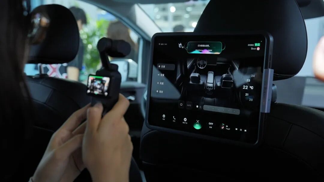 ▲2026外滩大会观众体验哈啰Robotaxi座舱