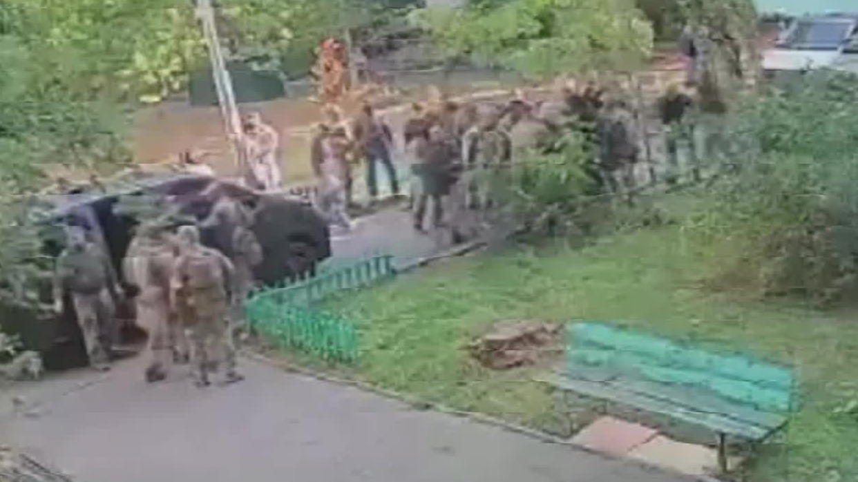 越洗牌政局越混乱！两大情报机构当街火拼，乌克兰内部裂痕难弥合