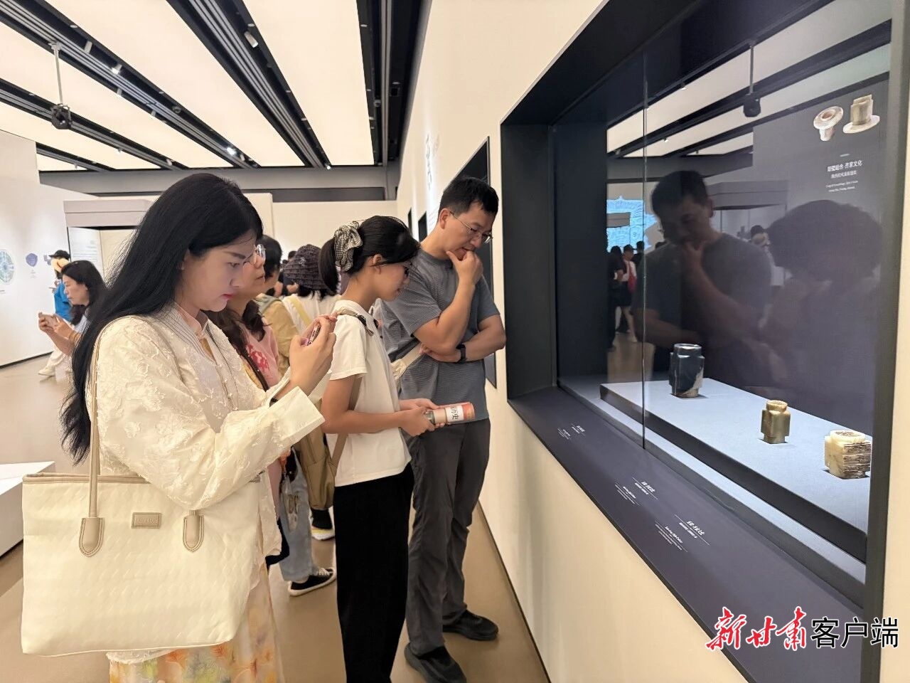 展览吸引众多游客参观　临夏州彩陶馆（州博物馆）供图