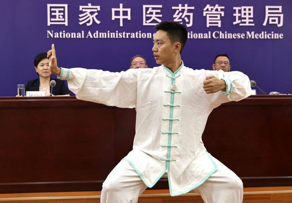9月17日,一名医护人员在发布会上演示有助秋季养生的八段锦动作。新华社记者 张玉薇 摄