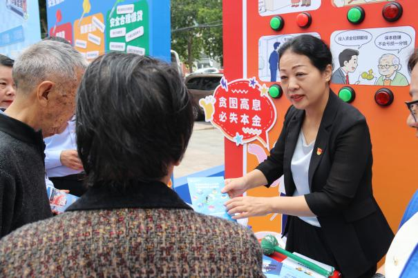 高管带头讲消保 金融服务进社区  中国太保寿险郑州分公司消保服务官走进社区